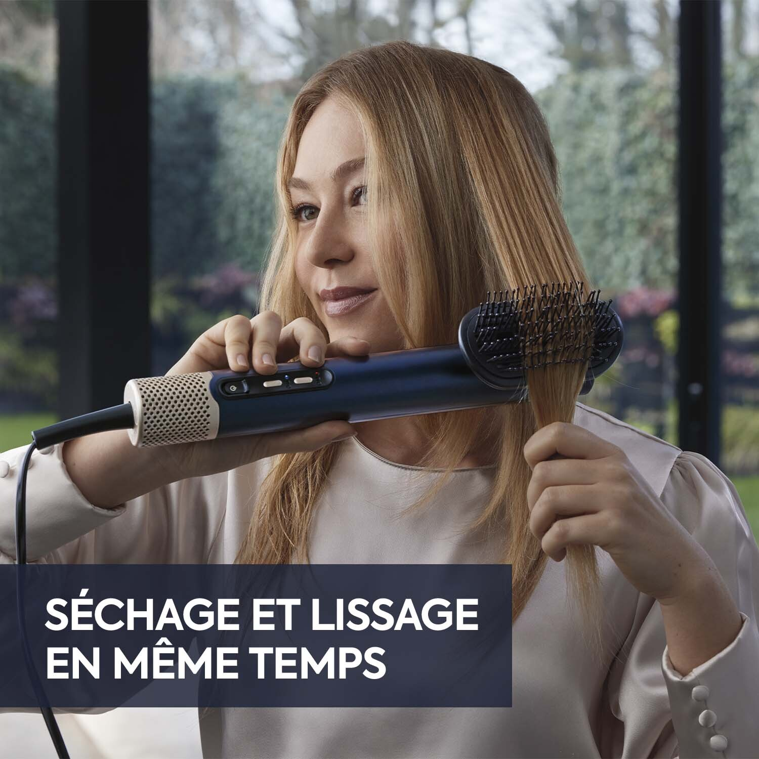Femme utilisant une brosse sèche-cheveux. Cheveux blonds coiffés. Texte: séchage et lissage en même temps.