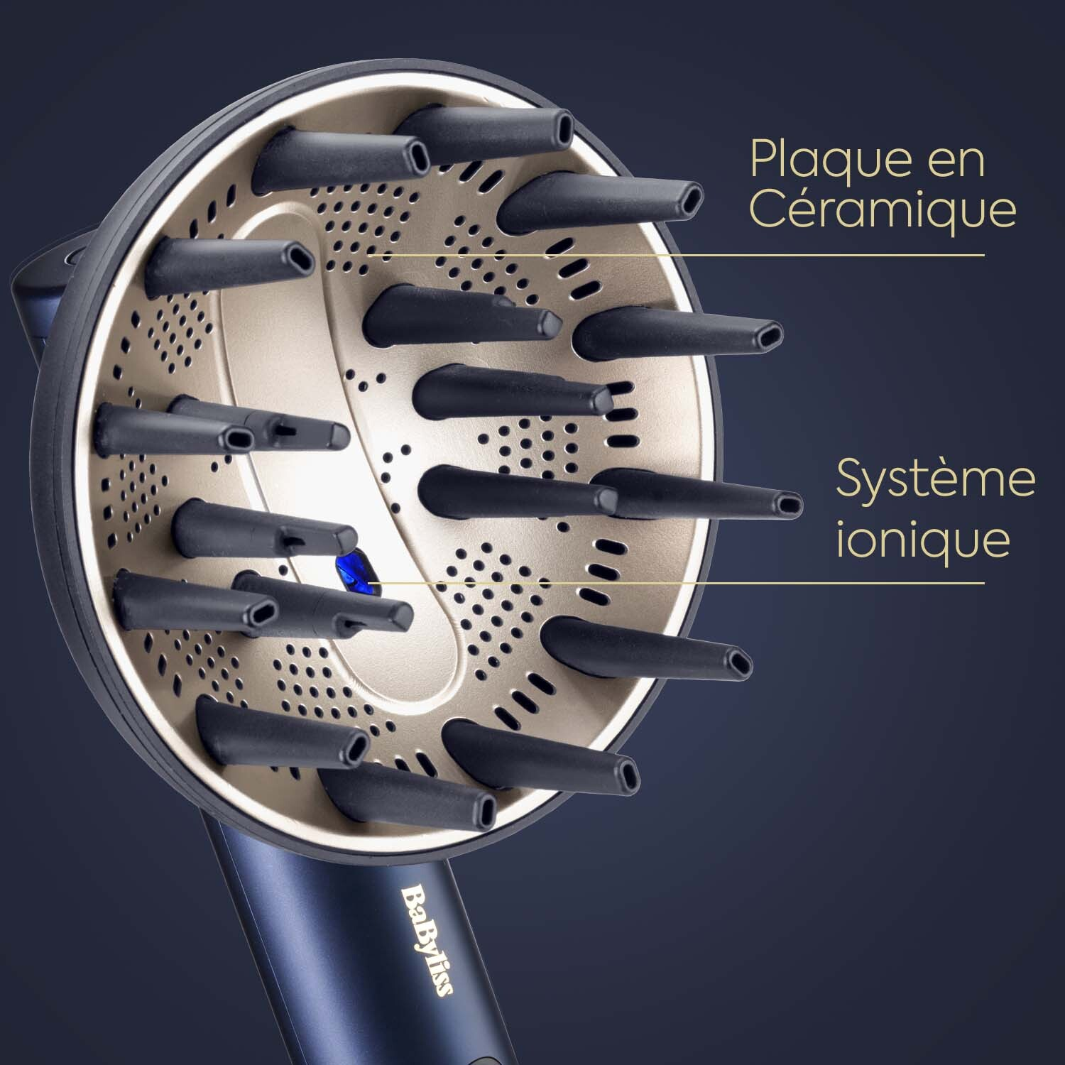 Gros plan d'un accessoire de sèche-cheveux Babyliss. Or et noir avec étiquettes: Plaque céramique et Système ionique.
