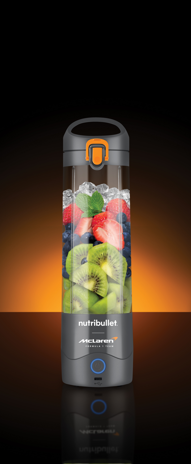 Nutribullet con frutas y hielo. Fresas, arándanos, kiwi y menta dentro. Logotipo McLaren Formula 1 Team.