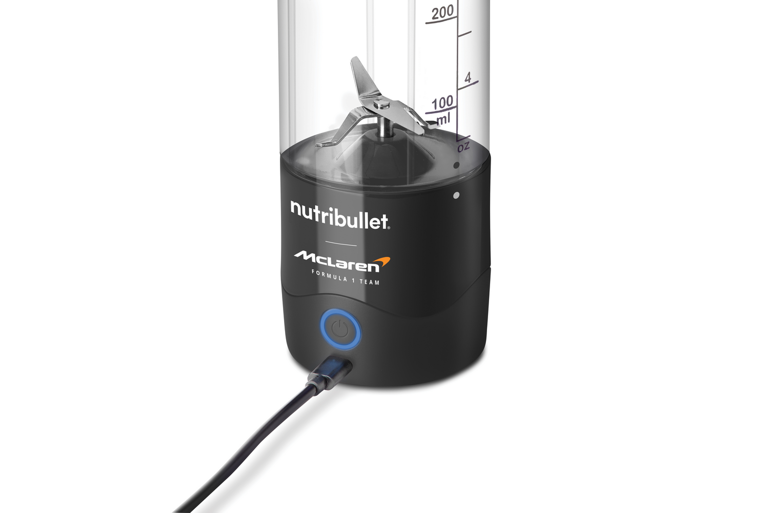 Licuadora Nutribullet negra con cuchillas, logo McLaren y cable de carga sobre fondo blanco.
