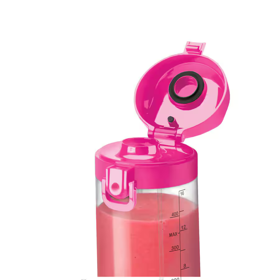 Różowy blender z otwartą pokrywą. Pojemnik jest przezroczysty z różowym płynem. Białe tło.