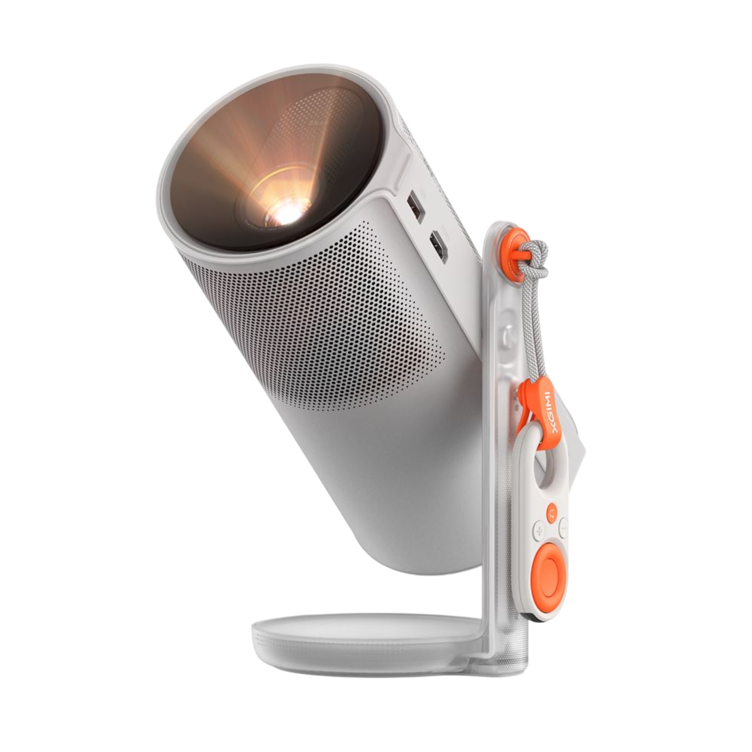 Witte projector met oranje accenten, aangesloten afstandsbediening, schuin op een standaard. Zwarte achtergrond. Licht dat uit de lens komt.