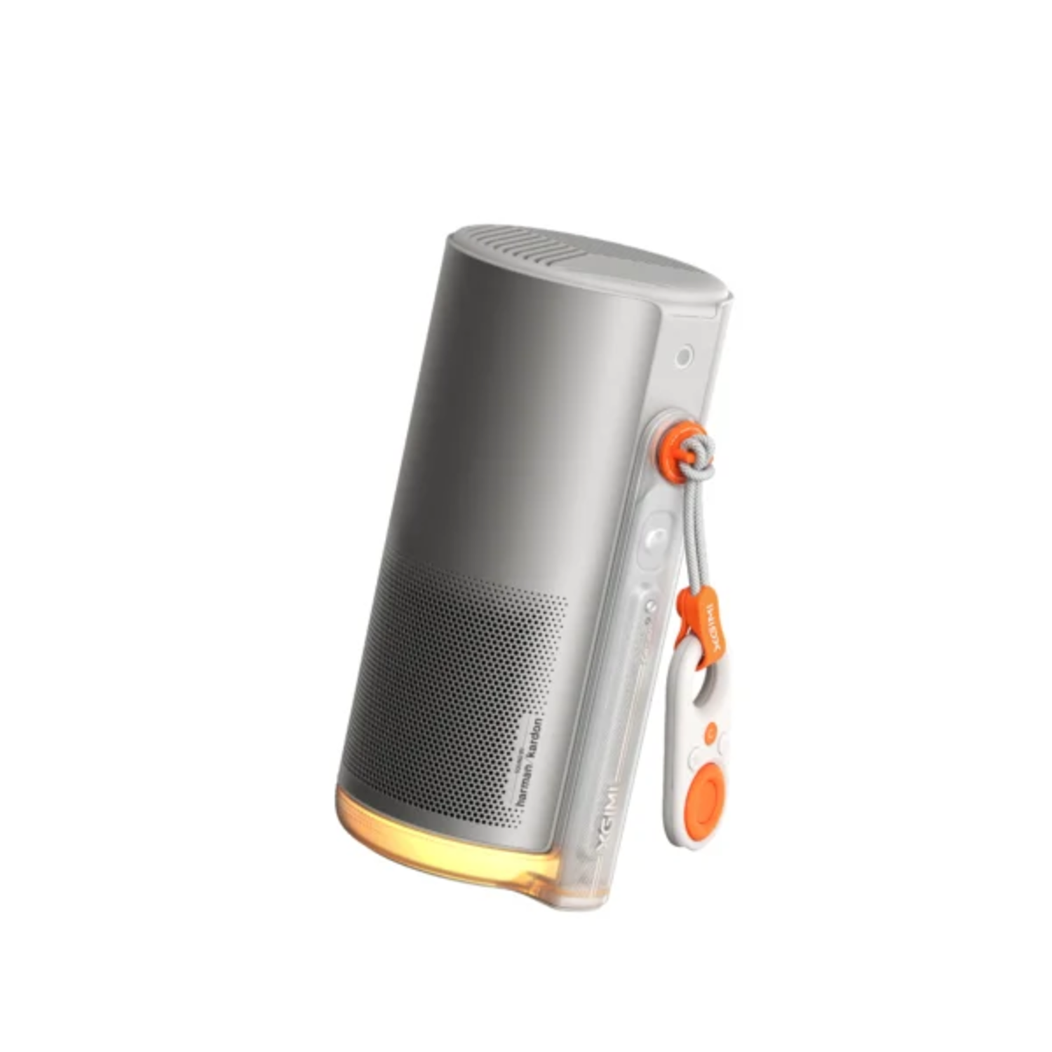 Haut-parleur gris avec accents orange, lanière et télécommande. Logos Harman Kardon et XGIMI visibles.