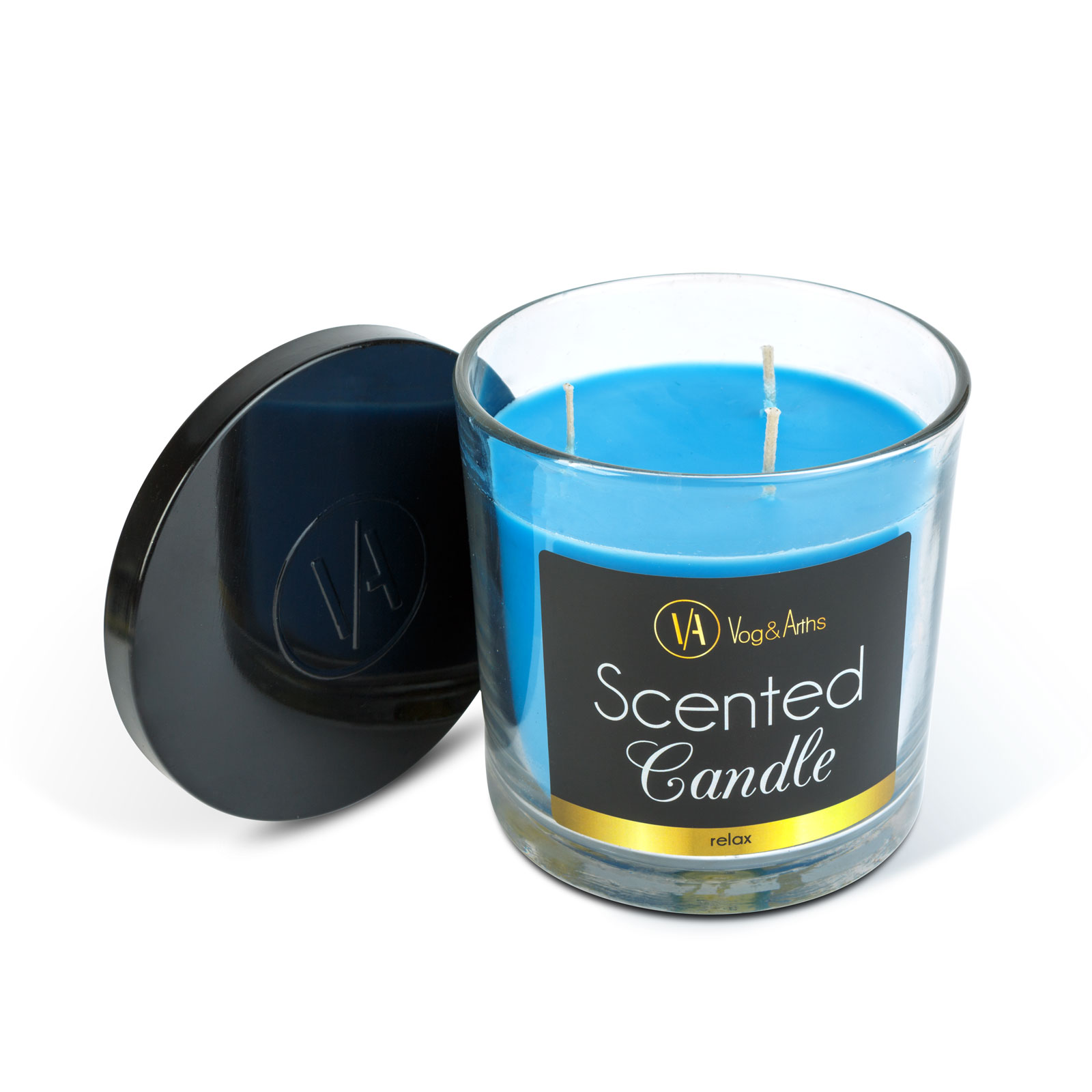 Egy illatgyertya egy fekete fedelű üvegtartóban. A gyertya kék, és az üvegen egy címke található, amely a 'Scented Candle' feliratot tartalmazza.