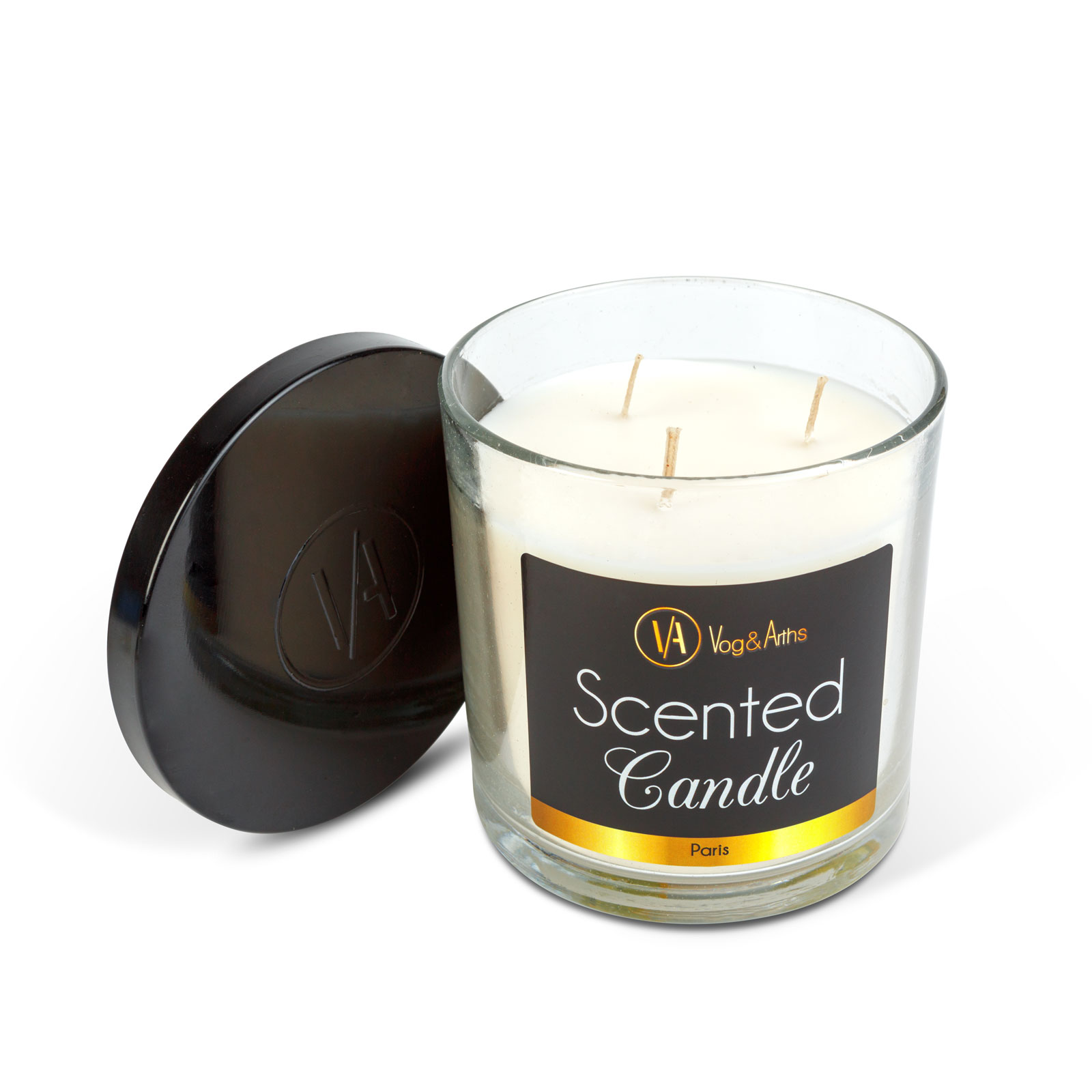 Egy illatos gyertya üvegben, fekete fedővel. A gyertyának három kanóca van, és egy címke, amelyen a "Scented Candle Paris" felirat látható.