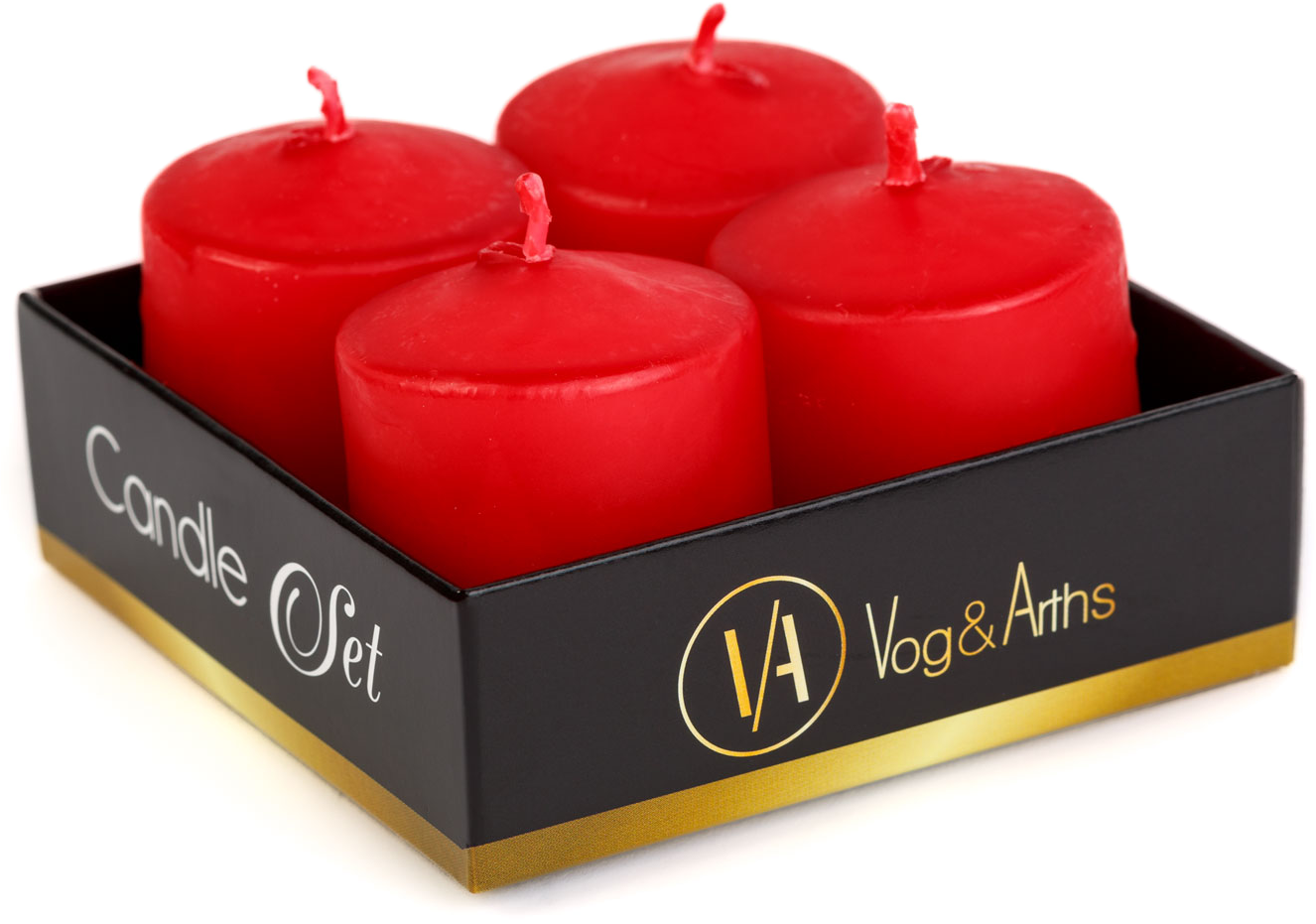 Négy piros gyertya egy fekete dobozban, arany díszítéssel és felirattal. A dobozon a "Candle Set" és "Vog & Arths" feliratok szerepelnek.