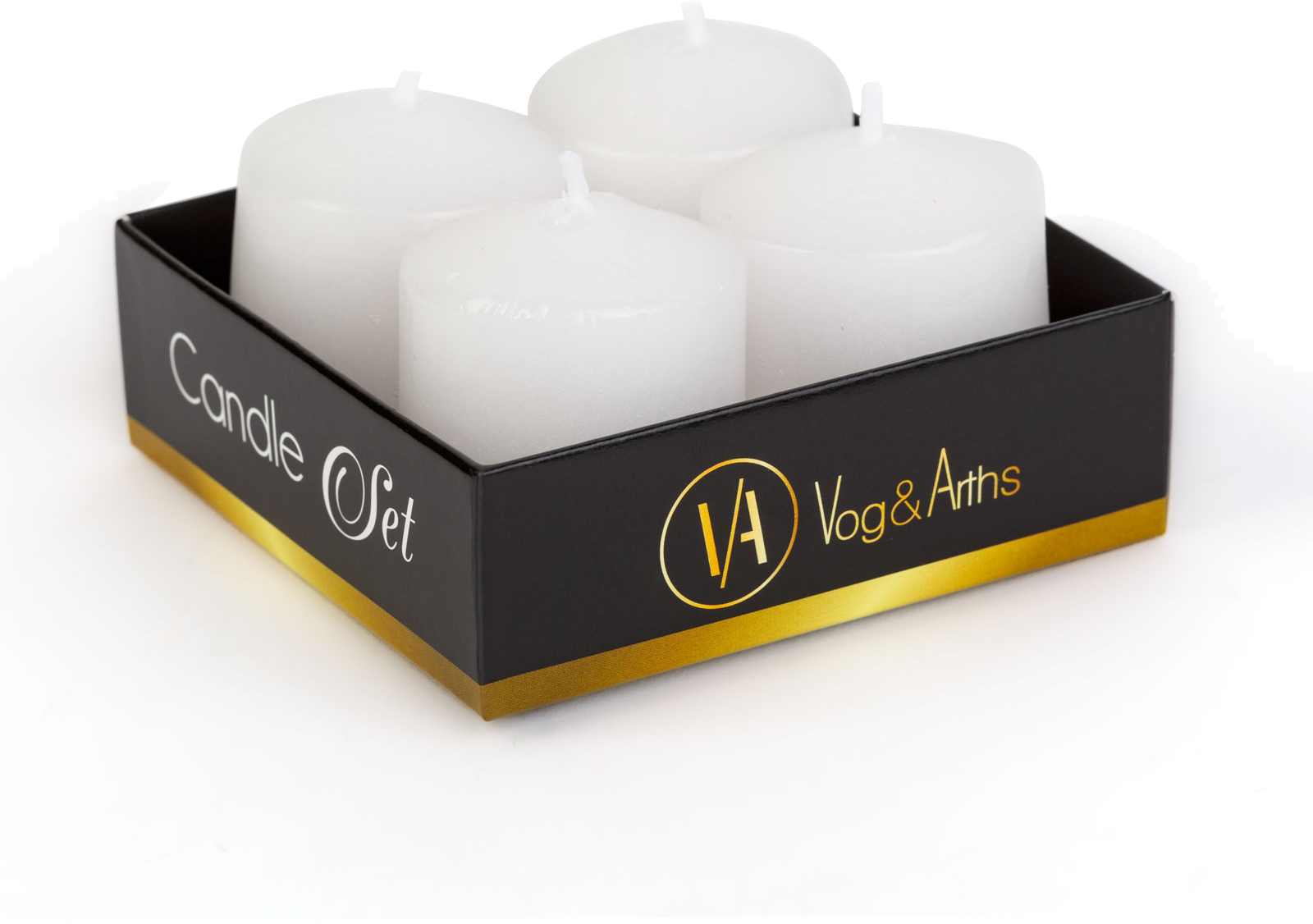 Négy fehér gyertya egy fekete dobozban, arany szegéllyel. A dobozon a 'Candle Set' és a 'Vog & Arths' felirat olvasható.