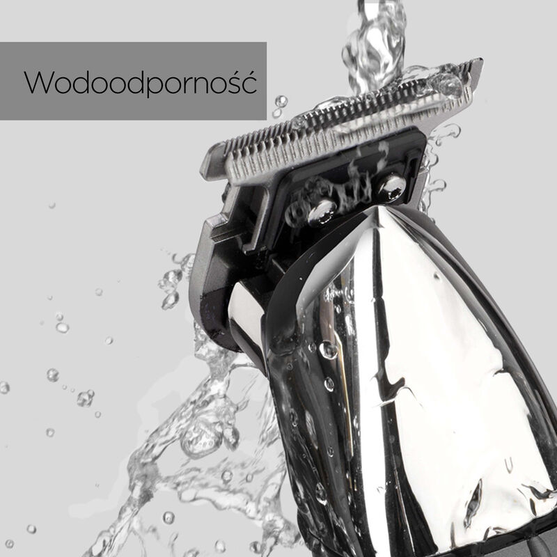 Zbliżenie trymera mytego wodą. Trymer jest czarny i srebrny, z kroplami wody.