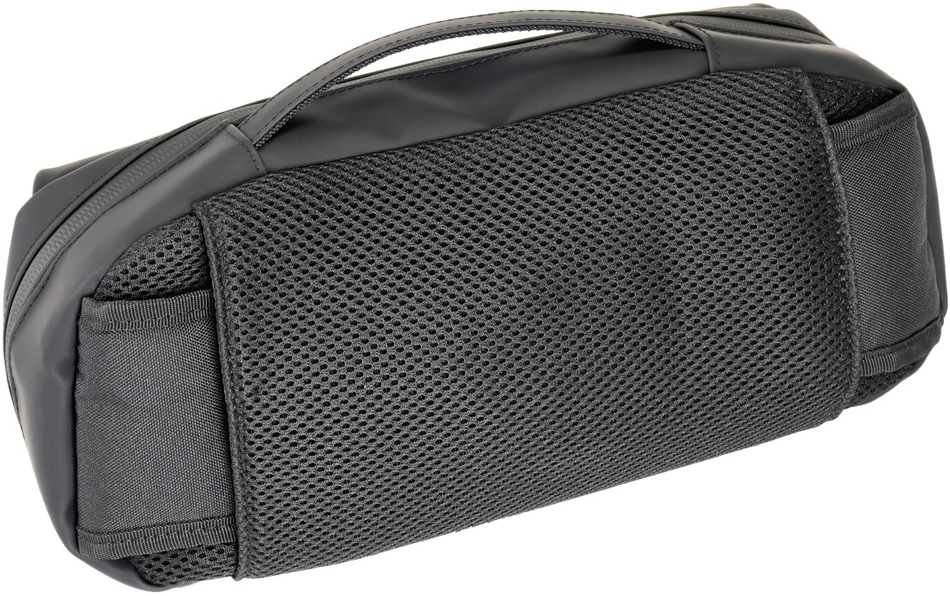 Ciemnoszara torba z siatkowym tyłem i uchwytem. Widoczne zamki błyskawiczne i kieszenie. Torba na białym tle.