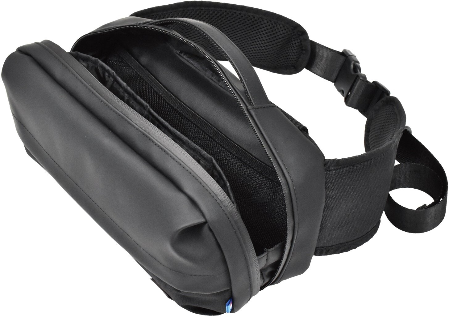 Czarna nerka, otwarta, aby odsłonić przegródki. Ma siatkowy tył i pasek w talii z klamrą. Białe tło.