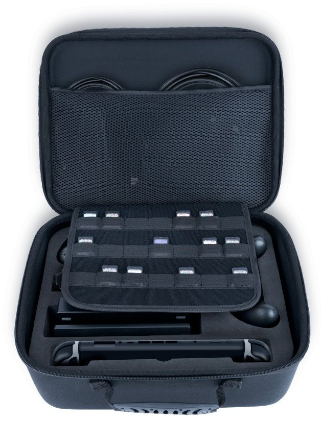 Otwarta czarna walizka z konsolą do gier, kontrolerami, kartridżami i kablami. Białe tło.