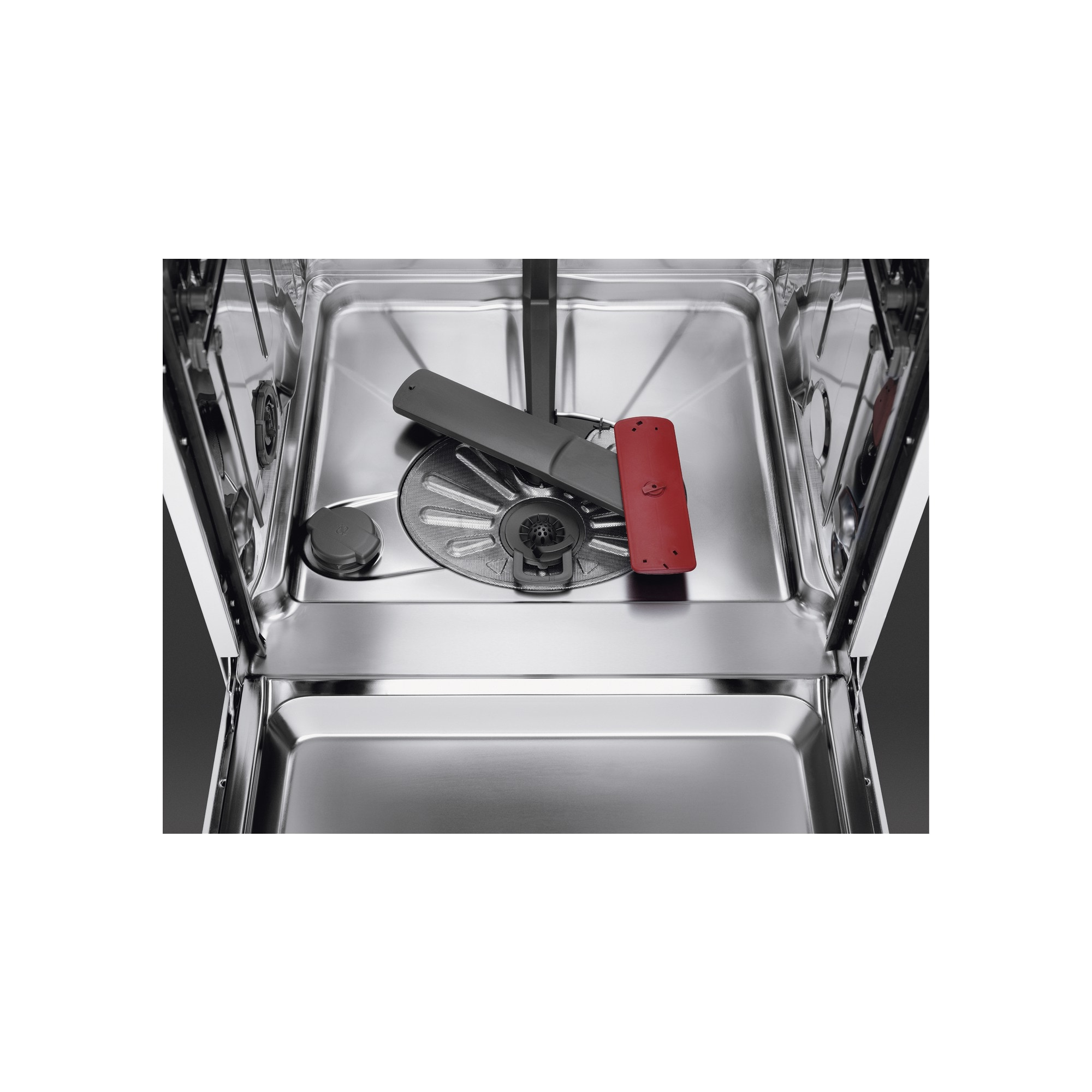 Intérieur de lave-vaisselle. Acier inoxydable avec filtre gris et pièce rouge. Porte ouverte, fond noir.