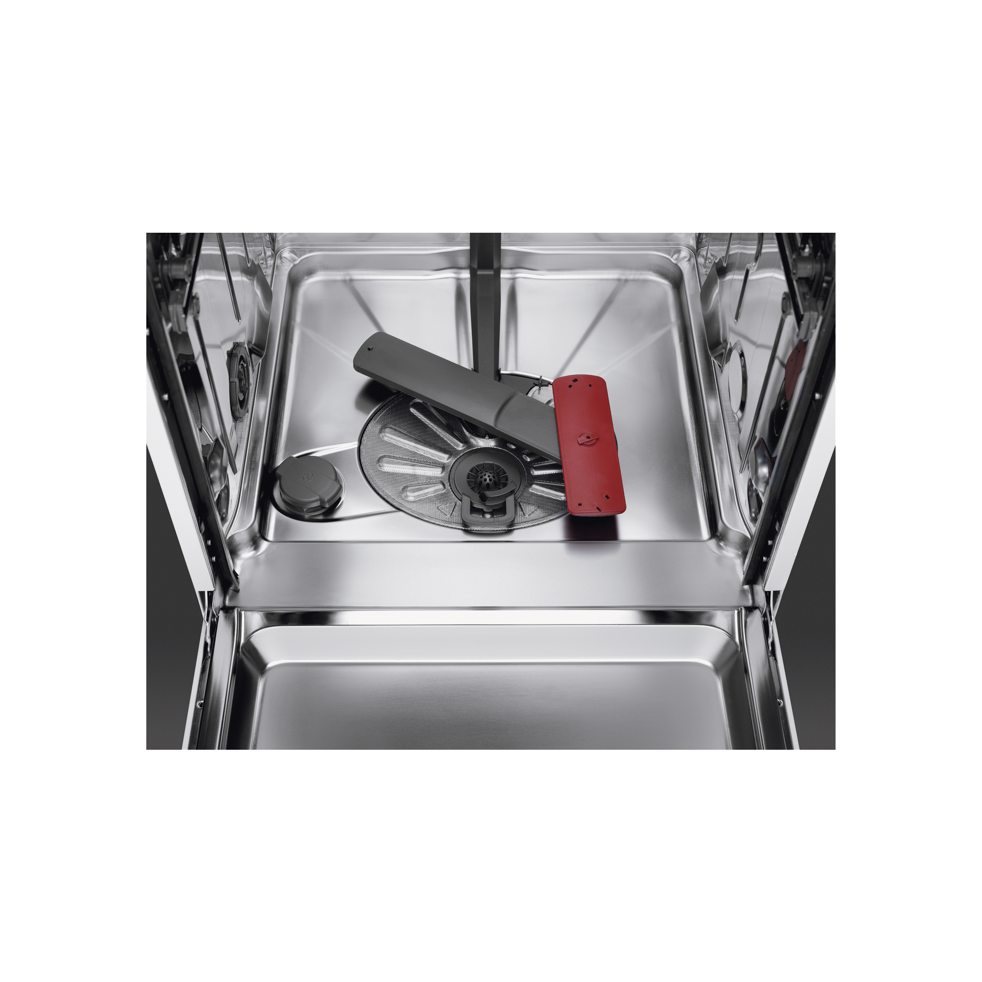 Intérieur d'un lave-vaisselle ouvert avec un élément de nettoyage rouge et noir. Intérieur en acier inoxydable, fond noir.