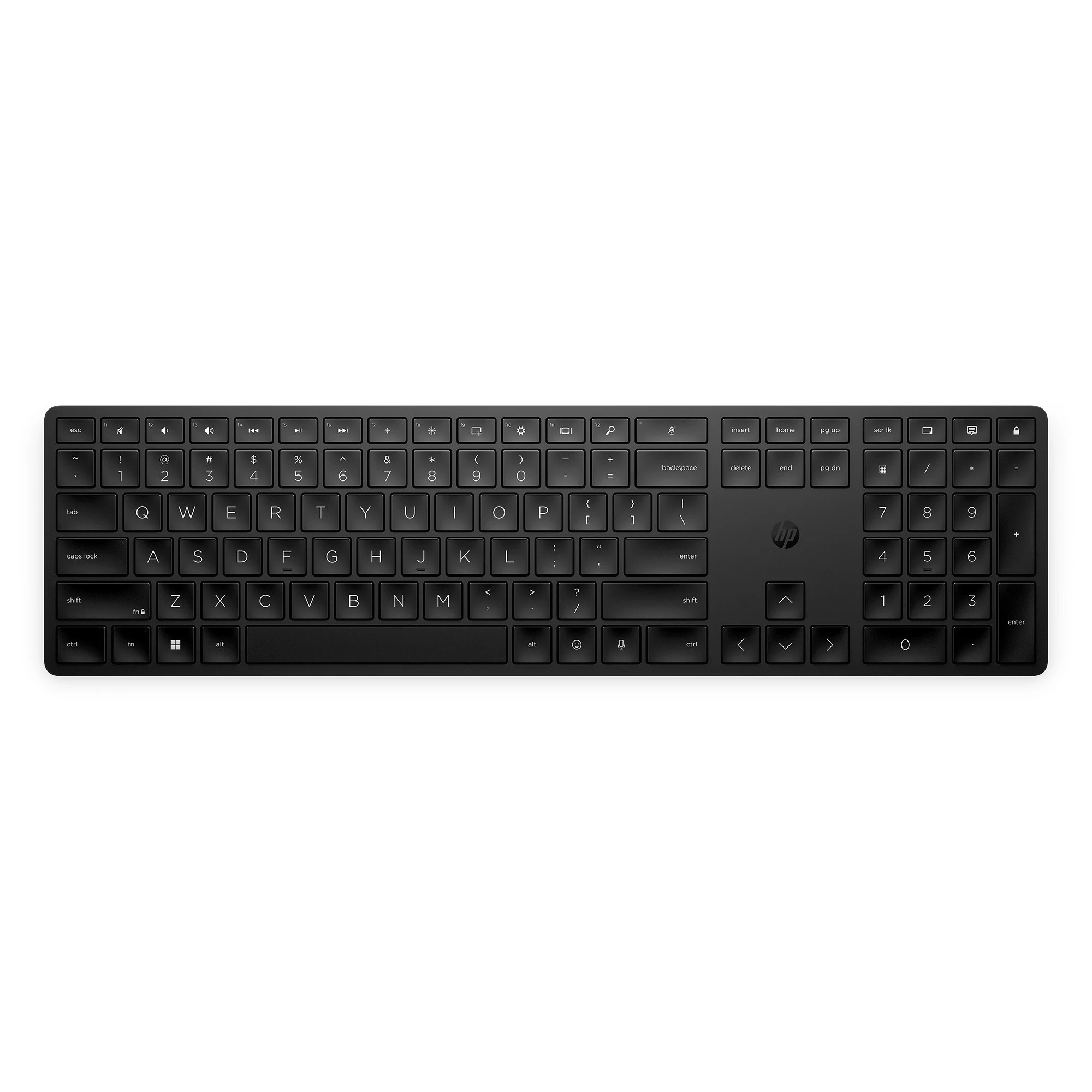 Eine schwarze drahtlose HP-Tastatur mit weißen Zeichen ist auf weißem Hintergrund zentriert. Die Tastatur ist leicht angewinkelt.