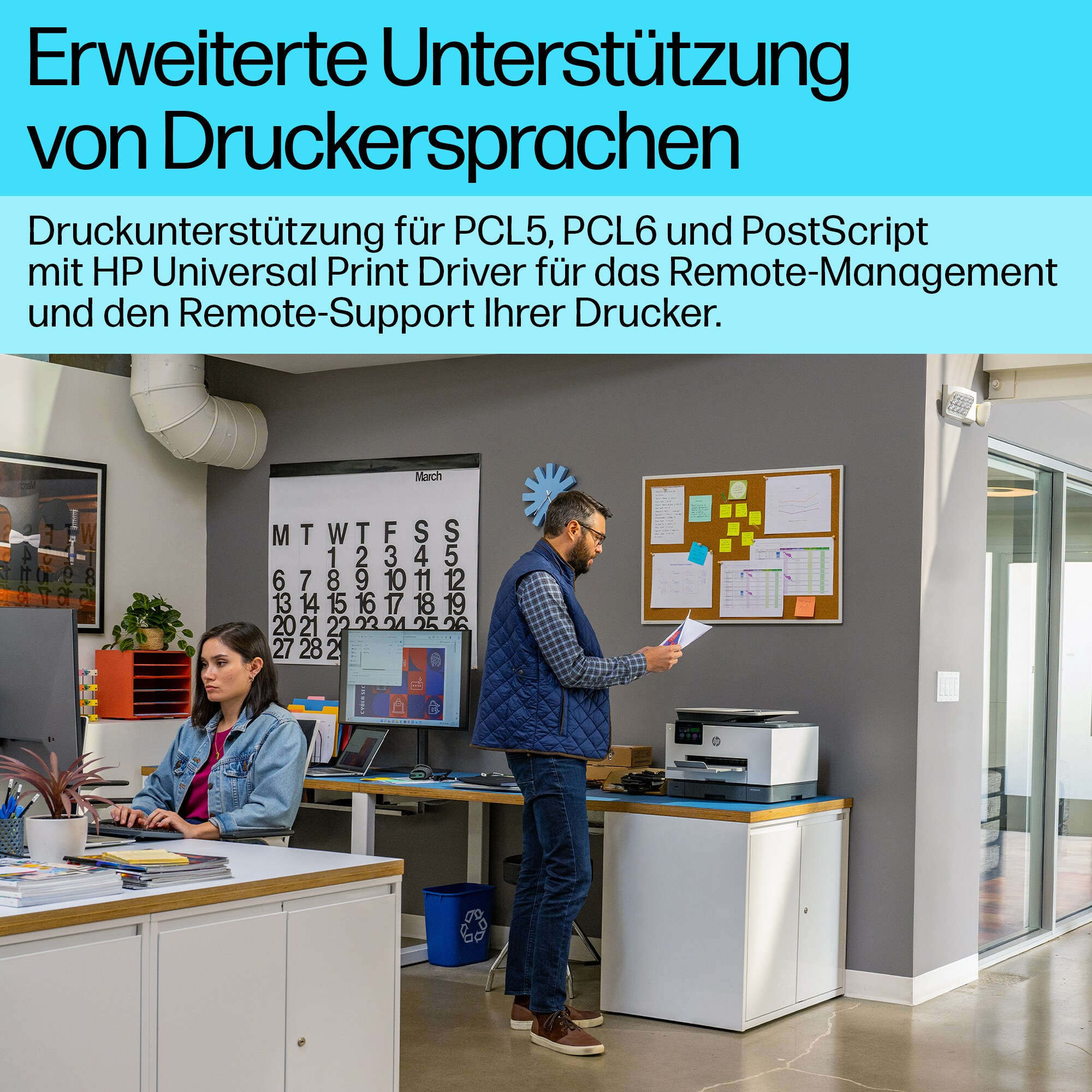 Büroszene mit zwei Personen an Schreibtischen. Ein Mann hält Papiere, eine Frau arbeitet am Computer. Drucker und Kalender sichtbar.