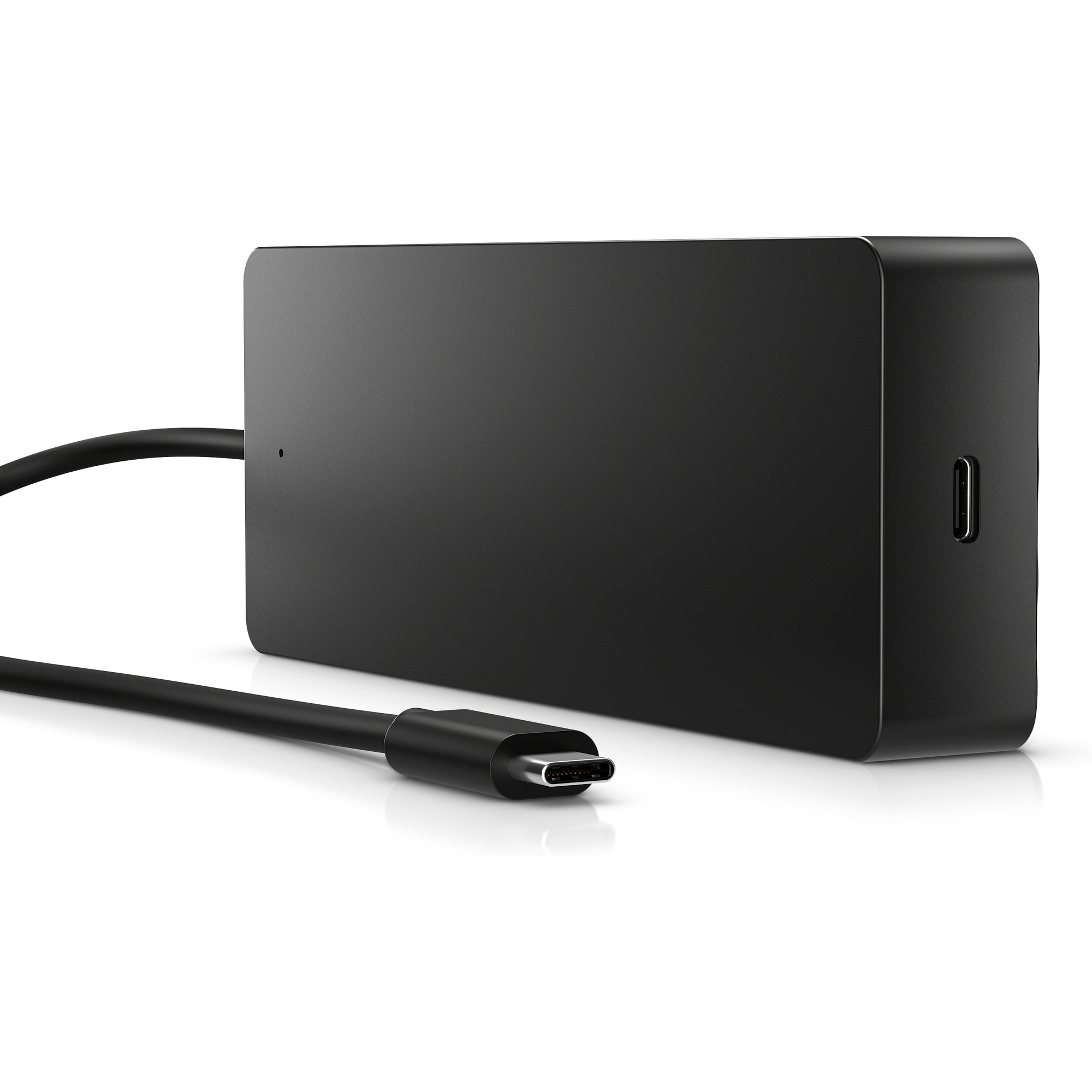 Schwarze Dockingstation mit USB-C-Kabel. Die Station ist rechteckig und hat einen Anschluss. Weißer Hintergrund, das Kabel ist im Vordergrund.