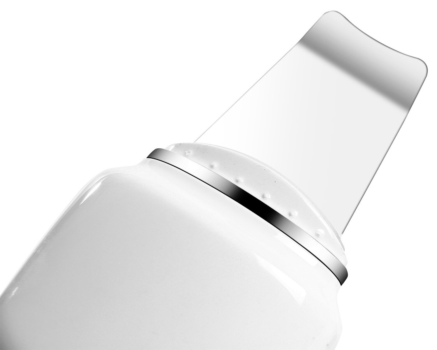 Zbliżenie białego narzędzia kosmetycznego z metalową krawędzią i zakrzywionym, płaskim ostrzem na białym tle.