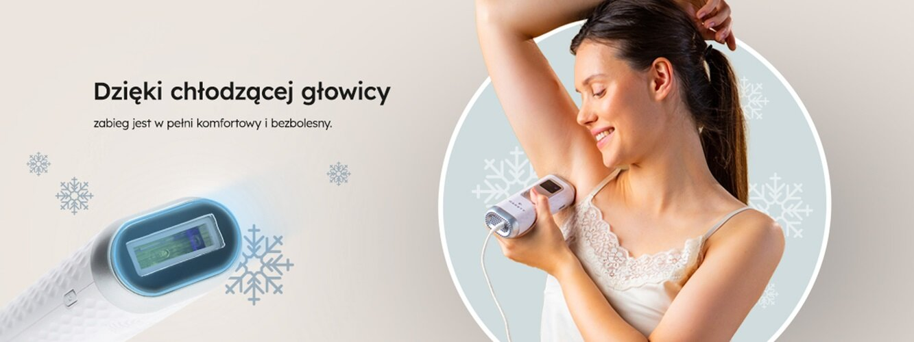 Kobieta używa urządzenia do depilacji pod pachą. Urządzenie jest białe i ma niebieskie światło. Uśmiechnięta kobieta.