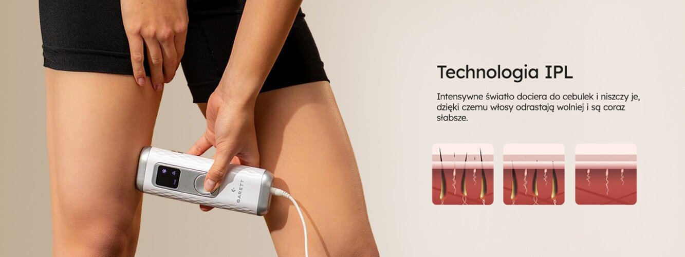 Osoba używa urządzenia IPL na nodze. Urządzenie jest białe, osoba ma na sobie czarne szorty. Tło jest w jasnym odcieniu brązu.