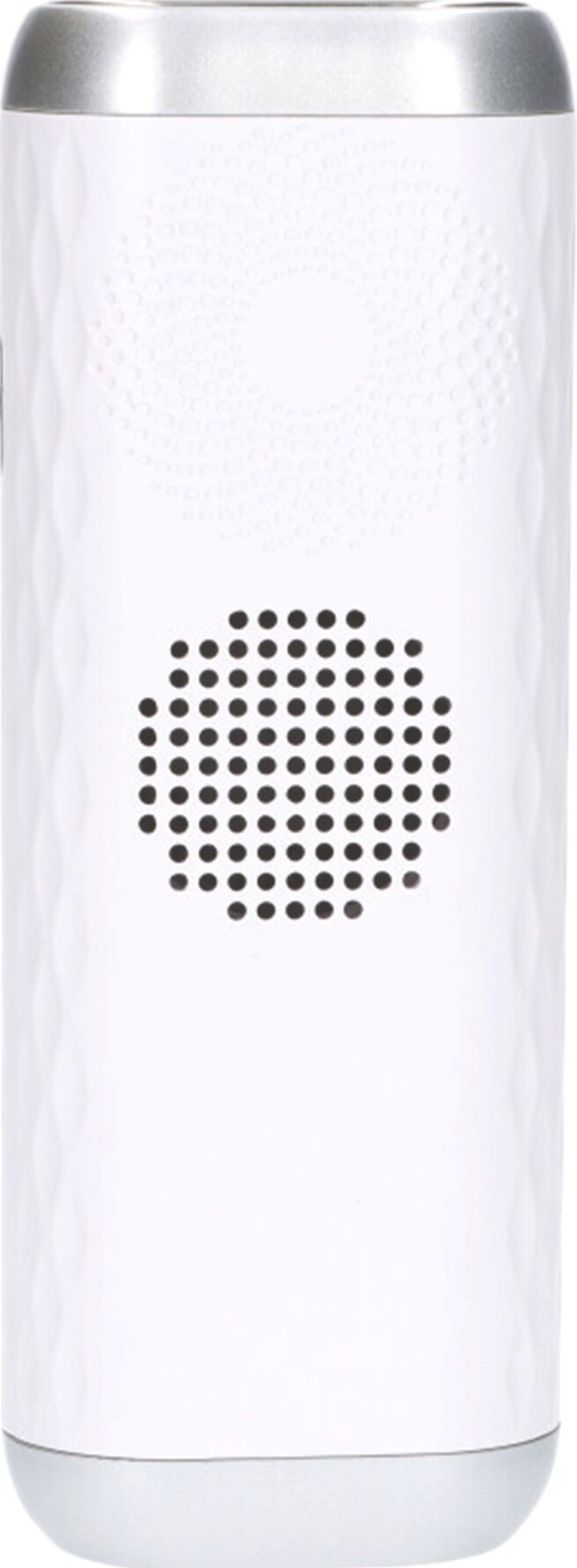 Biały cylindryczny obiekt ze srebrnym wykończeniem. Posiada głośnik z czarnymi kropkami i geometryczny wzór na obudowie.
