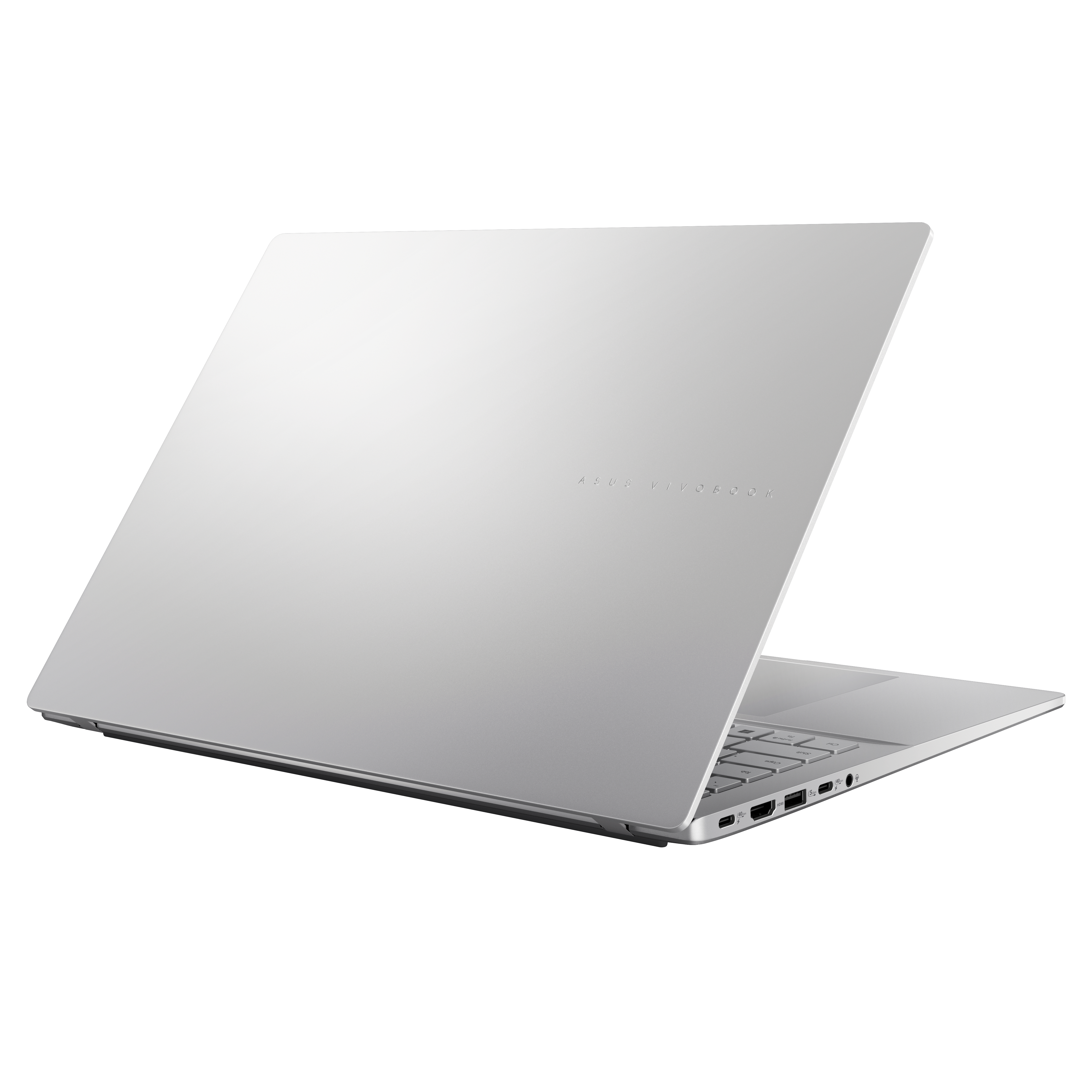 Silberner Laptop auf weißem Hintergrund, leicht geöffnet, Tastatur sichtbar. ASUS VIVOBOOK Logo auf der Rückseite.