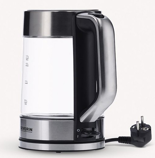 Szklany czajnik elektryczny z czarnym uchwytem i podstawą. Wtyczka jest podłączona. Marka to Severin.