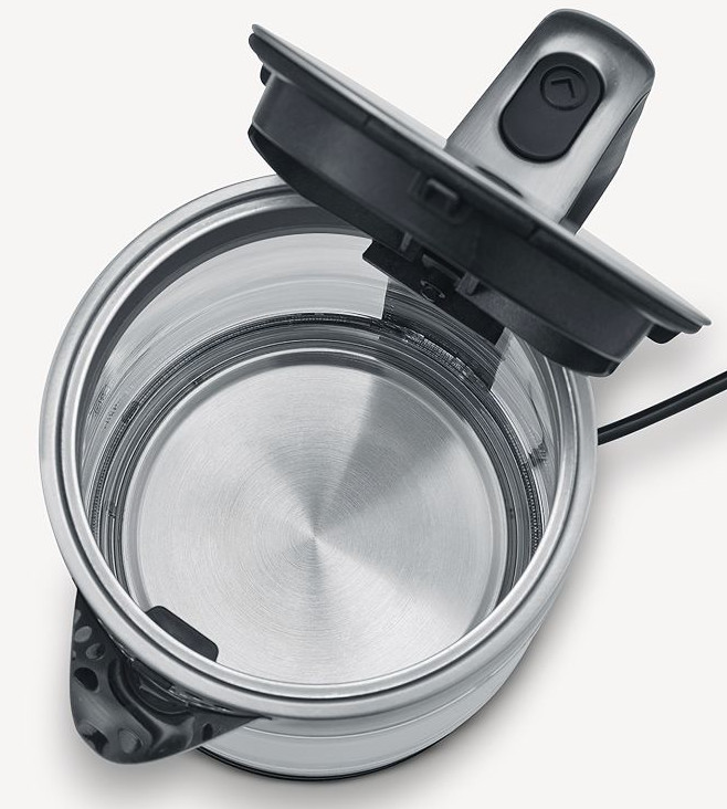 Szklany czajnik z otwartą czarną pokrywą. Wnętrze jest ze stali nierdzewnej. Czarny przewód zasilający biegnie w prawo.