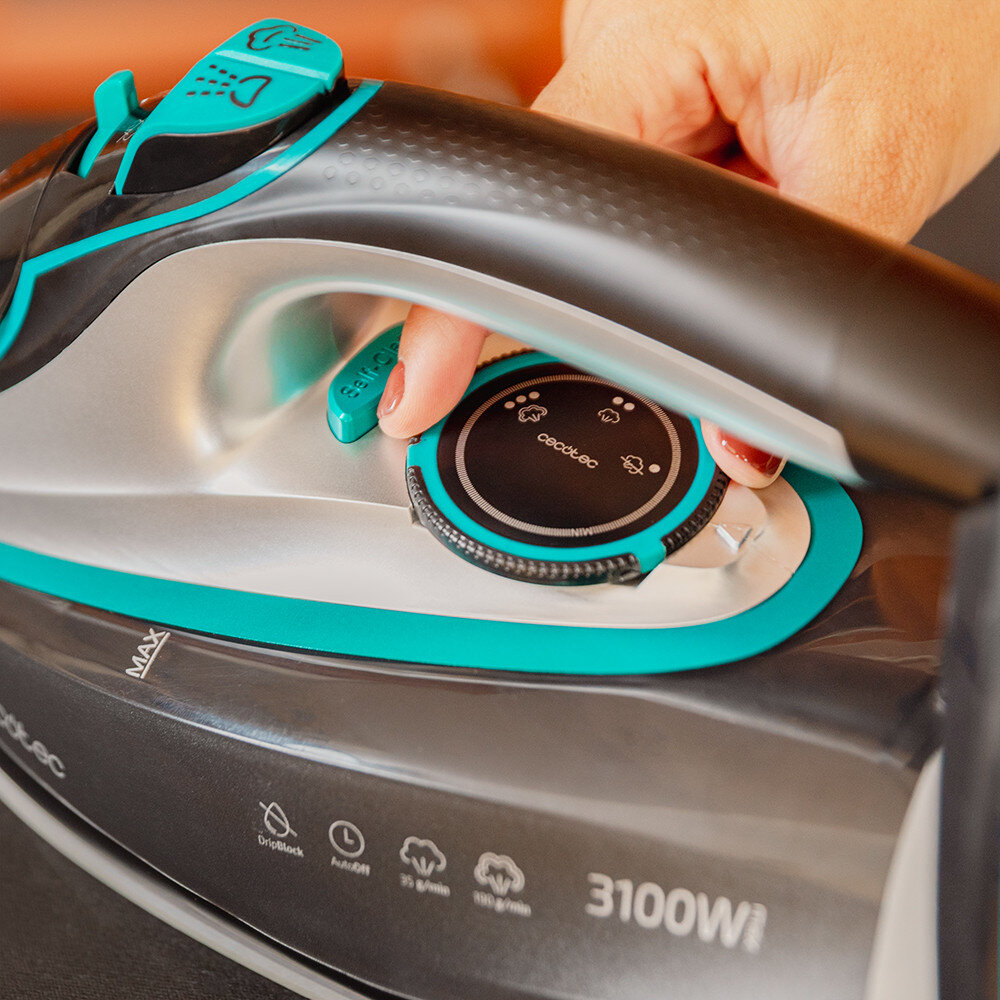 Dłoń reguluje ustawienia żelazka. Żelazko jest czarne, szare i turkusowe. Funkcje obejmują samoczyszczenie, blokadę kapania i 3100W.