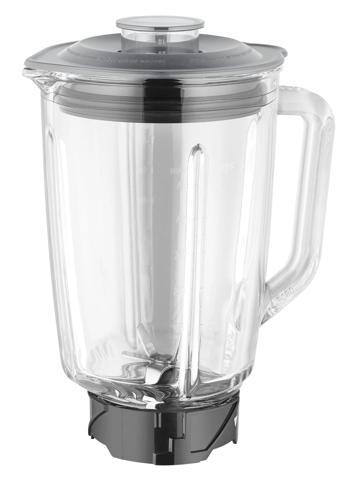 Przezroczysty szklany blender z szarą pokrywą i podstawą. Posiada uchwyt i oznaczenia miar. Ostrza w środku. Izolowany na białym.