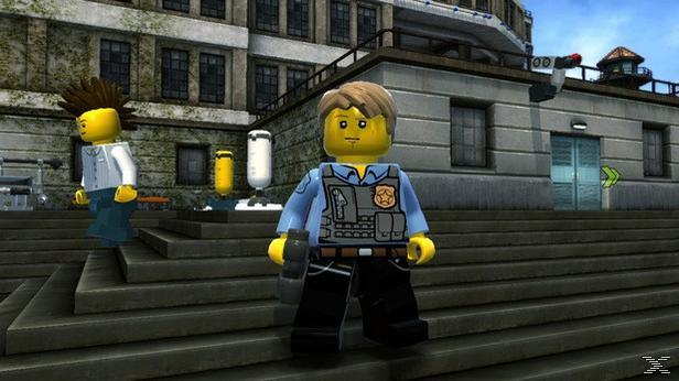 Policjant Lego stoi na schodach. Druga postać Lego stoi z tyłu. Budynek i niebo w tle.