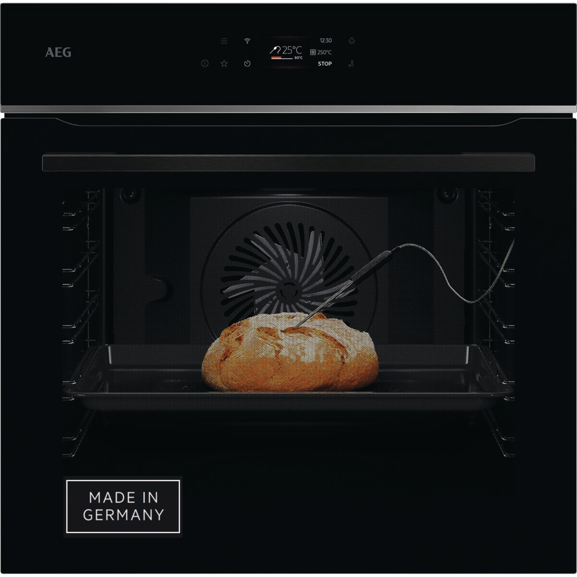Schwarzer Backofen mit Brot. Der Ofen zeigt Temperatur, Timer und Stopptaste. Made in Germany Etikett sichtbar.