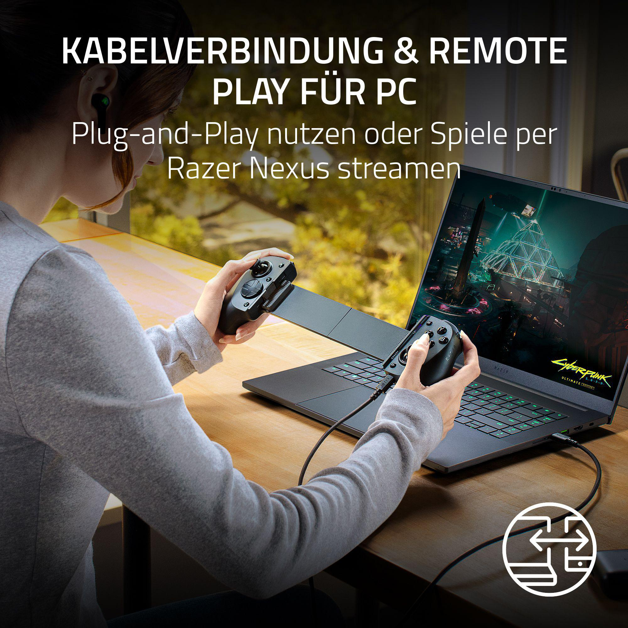 Person spielt mit Laptop und Controller. Spielszene auf dem Bildschirm. Text: Kabelverbindung & Remote Play für PC.