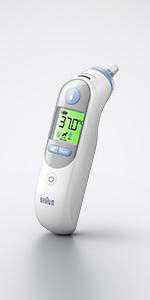 Ein weißes Braun-Ohrthermometer zeigt eine Temperatur von 37,0 Grad Celsius an. Der Hintergrund ist schlicht weiß.