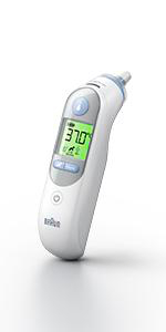Ein weißes Braun-Ohrthermometer zeigt 37,0 Grad auf einem grünen Bildschirm an. Das Thermometer ist abgewinkelt, vor weißem Hintergrund.