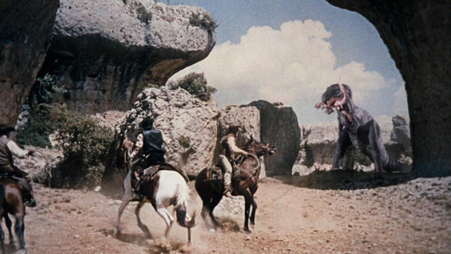 Cowboys auf Pferden fliehen vor einem Dinosaurier in einer felsigen Landschaft unter einem teilweise bewölkten Himmel.