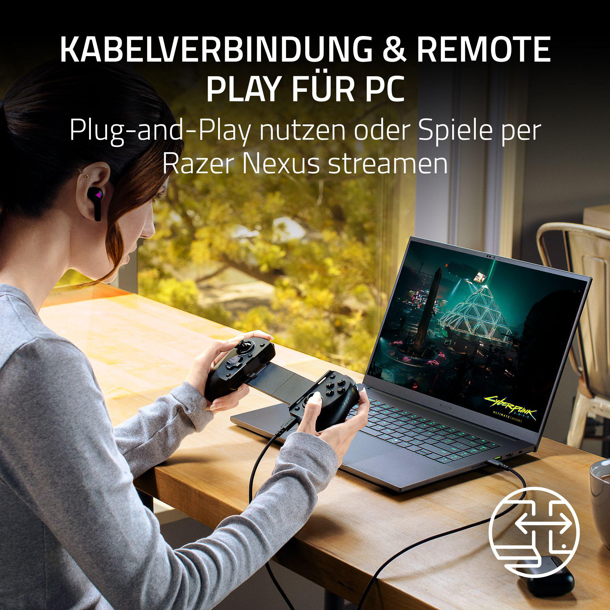 Frau spielt mit Laptop und Controller ein Spiel. Im Hintergrund sind Fenster und eine Tasse zu sehen.