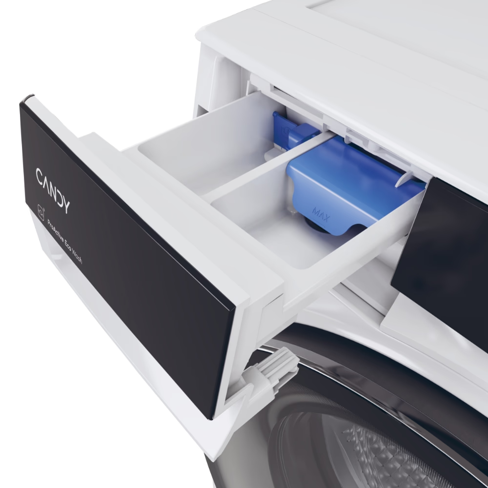 Un cassetto bianco della lavatrice è aperto. All'interno, c'è un contenitore blu per detersivo. Il cassetto ha un logo Candy nero.