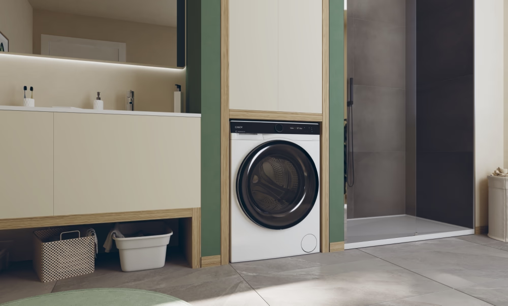 Un bagno moderno con lavatrice, doccia e mobile lavabo. Vengono utilizzati toni neutri. Cesti con biancheria in primo piano.