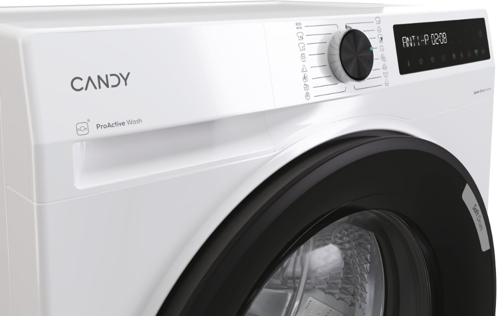 Lavatrice Candy bianca. Cornice porta nera, pannello comandi con manopola e display. Testo ProActive Wash visibile.