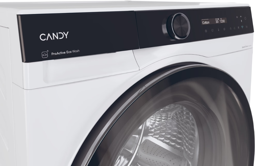 Eine weiße Waschmaschine mit schwarzem Bedienfeld, die Marke ist Candy. Sie hat ein digitales Display und einen runden Drehknopf.