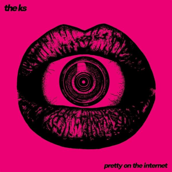Schwarzes Auge mit Kameraobjektiv in einem rosa Mund. Rosa Hintergrund. Text: 'pretty on the internet' und 'the ks'.
