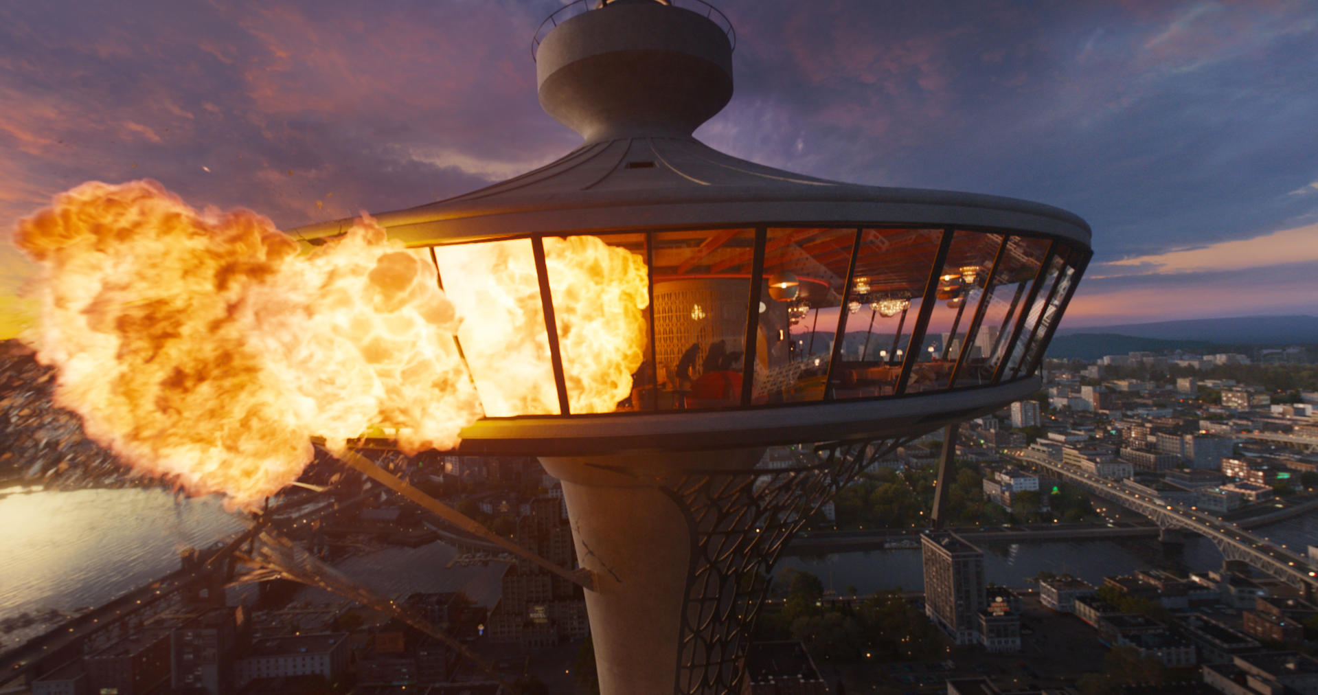Ein Turmrestaurant explodiert in Flammen. Stadt unten mit Brücken und Gebäuden. Sonnenuntergangshimmel mit Rosa- und Orangetönen.
