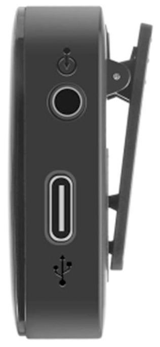 Fekete téglalap alakú eszköz klipszel. Fejhallgató-csatlakozóval, USB-porttal és bekapcsológombbal rendelkezik. Oldalnézet.