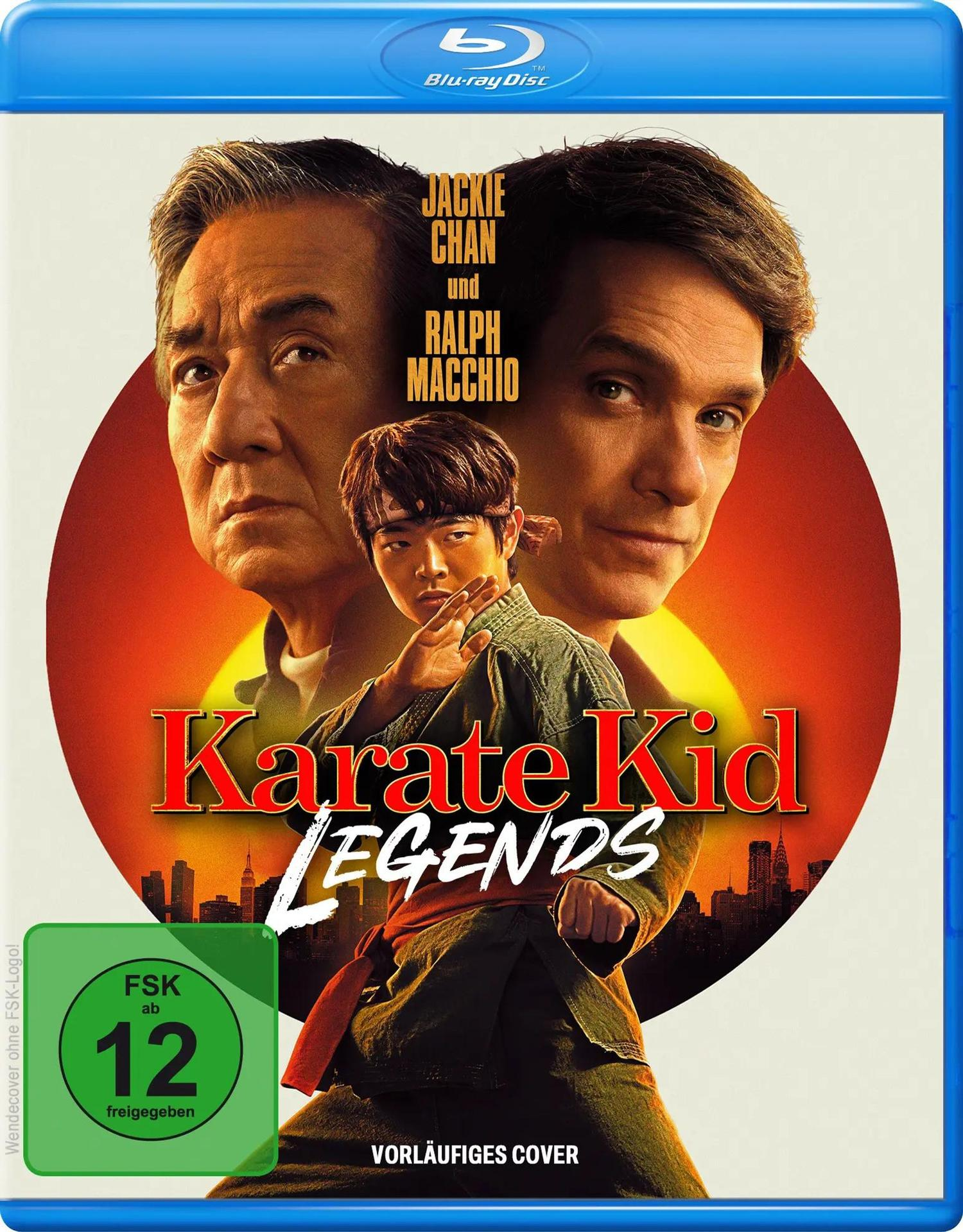 Blu-ray-Cover für Karate Kid Legends. Mit Jackie Chan, Ralph Macchio und einem jungen Mann. Skyline im Hintergrund.