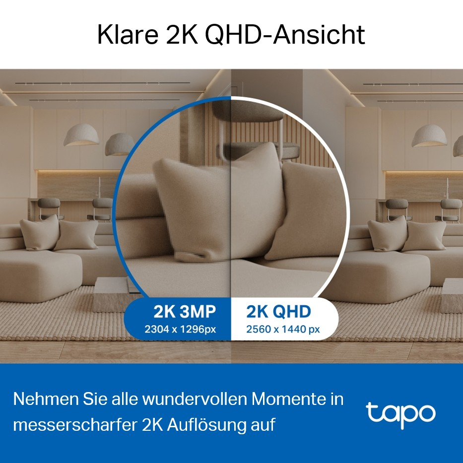 Das Bild zeigt einen Vergleich von 2K 3MP und 2K QHD Auflösung. Ein Wohnzimmer ist mit Sofa und Beschreibung sichtbar.