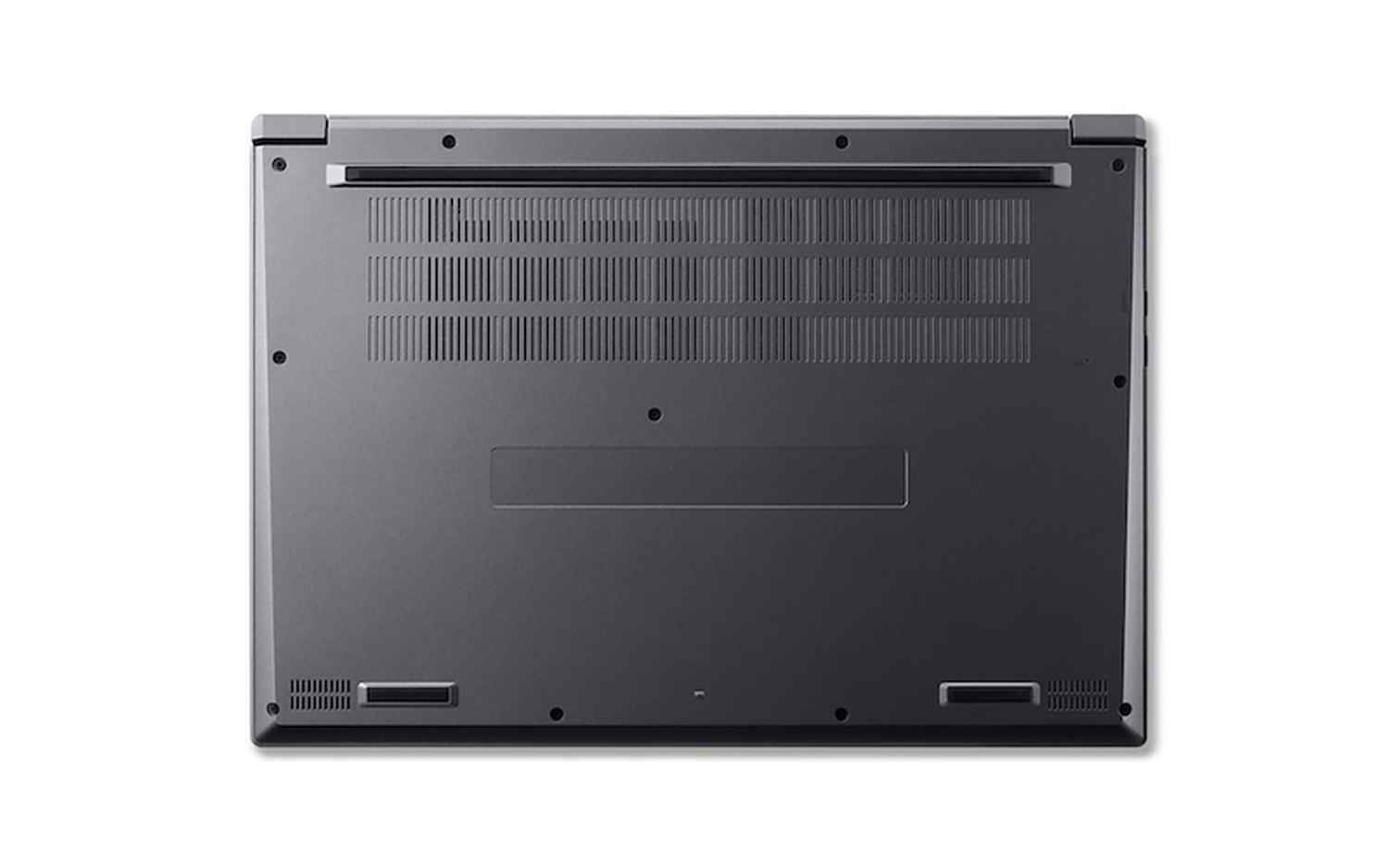 Se muestra la parte inferior de un portátil gris. Tiene ventilaciones, tornillos y un panel rectangular. El fondo es blanco.