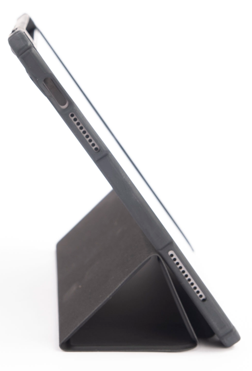 Egy fekete tablet szürke tokban fel van támasztva, a képernyőt mutatva. A háttér fehér.
