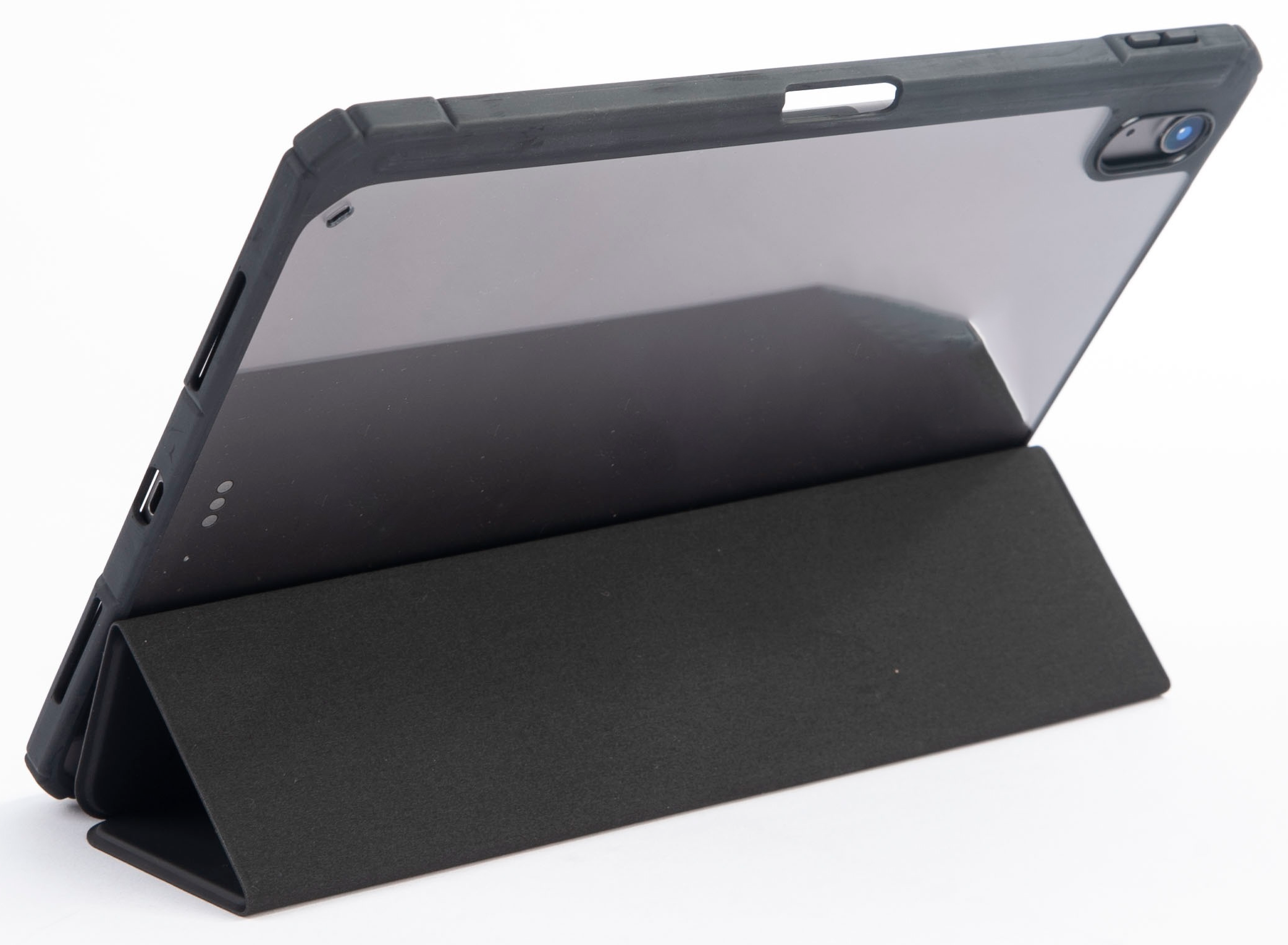 Fekete tablet fekete tokban, fekete fedőlappal, fehér háttér előtt.