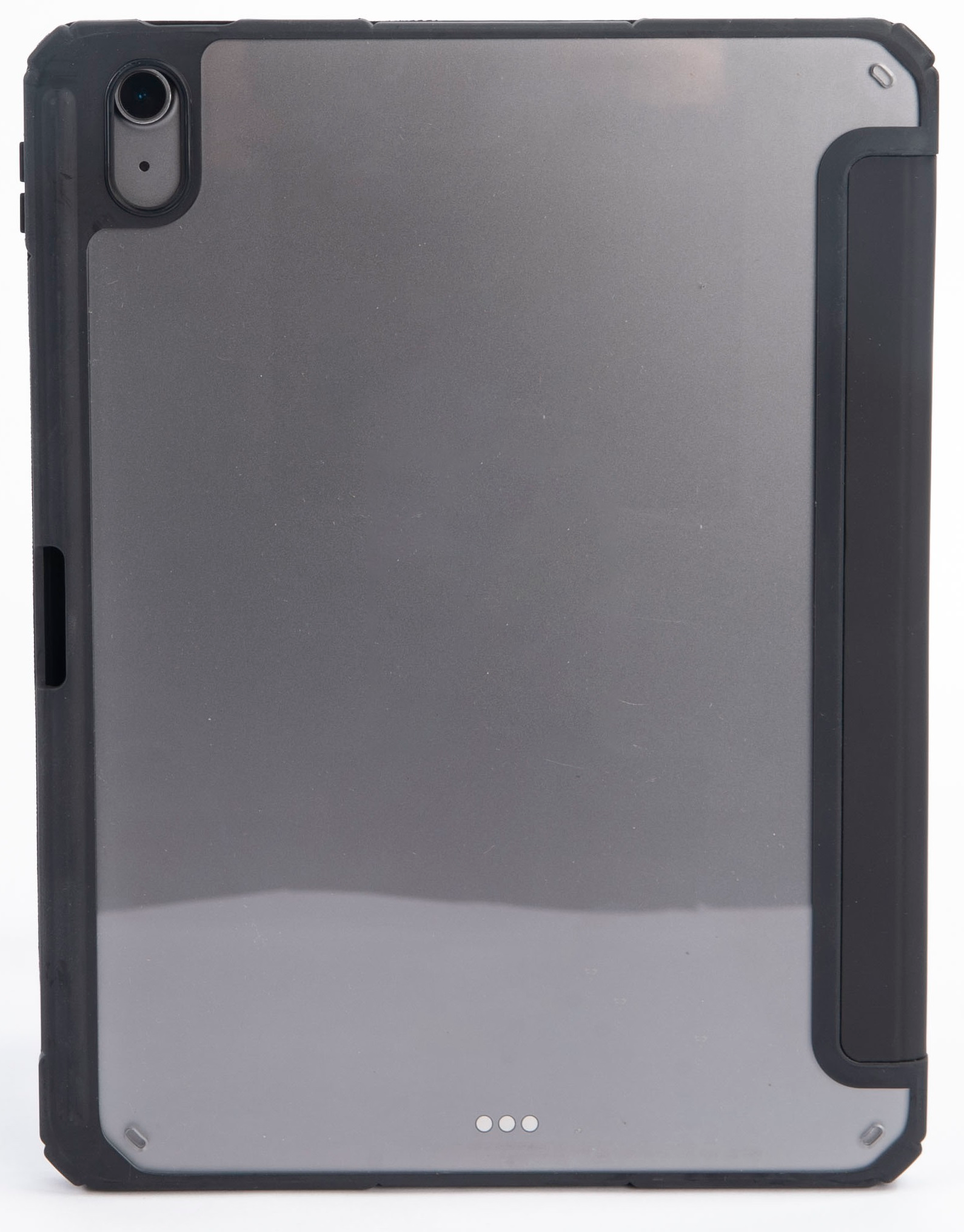 Szürke tablet fekete tokban. A kamera lencséje felül. Három pont alul.