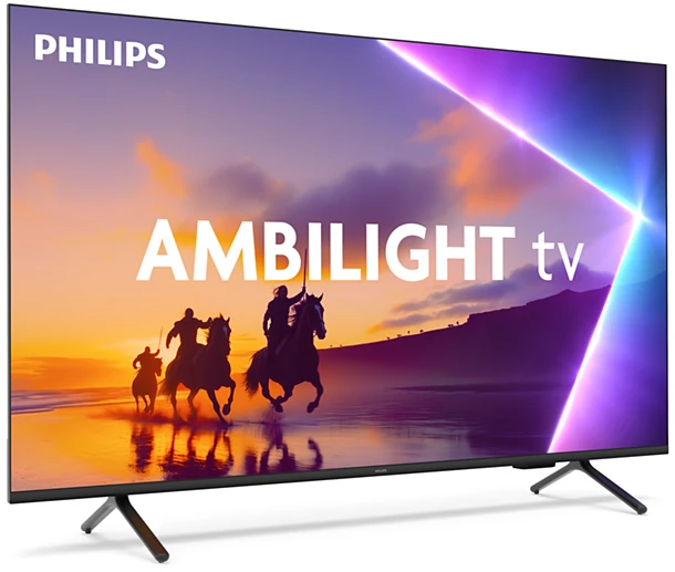 A Philips Ambilight TV lovasokat mutat a tengerparton naplementekor. A TV fekete állvánnyal és kerettel rendelkezik.